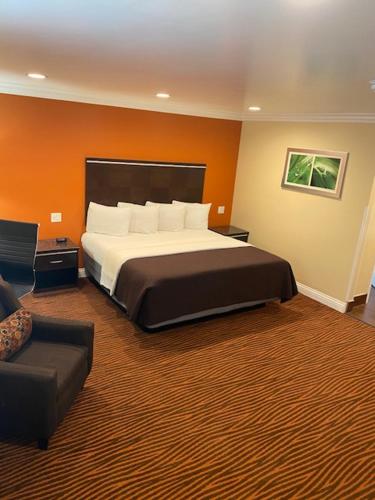 圣何塞会议中心汽车旅馆及套房的酒店客房设有一张大床和一张沙发。