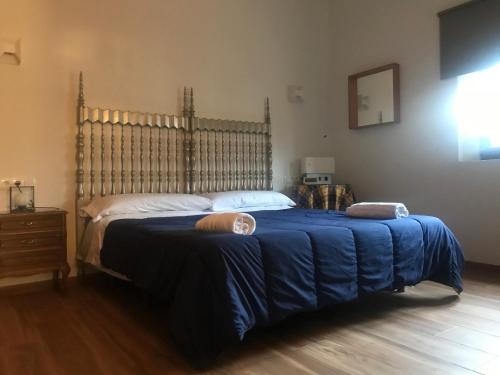 ArconesLa Pepi house的一间卧室配有一张带蓝色毯子的大床