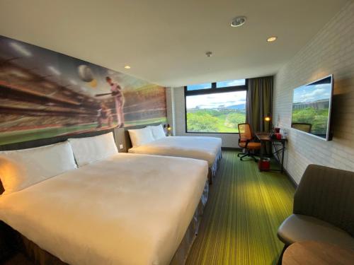 后里丽宝赛车主题旅店的酒店客房设有两张床和窗户。