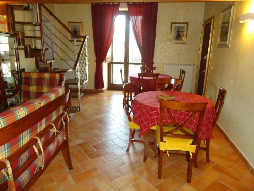 斯坎诺La Dimora di d'Annunzio的一间带桌椅和楼梯的用餐室