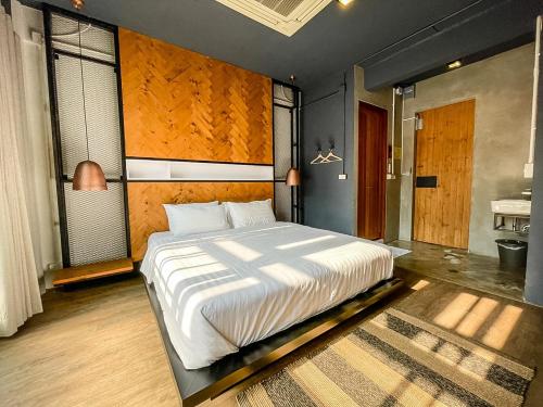 尖竹汶贝蒂加斯姆赤达布瑞旅馆的一间卧室,卧室内配有一张大床