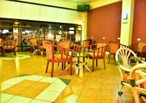 埃尔多雷特Klique Hotel Eldoret的餐厅内带桌椅的用餐室