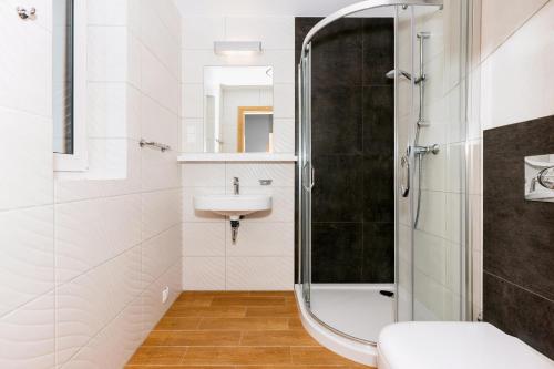 米泽德沃兹Apartamenty Villa Baltic Sun I的带淋浴和盥洗盆的浴室