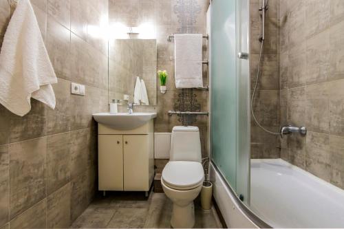 基辅2к квартира навпроти ТРЦ Гуллівер的浴室配有卫生间、盥洗盆和浴缸。