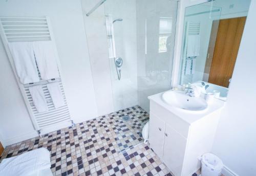 GalgormGlenburn Galgorm Bed & Breakfast的白色的浴室设有水槽和淋浴。