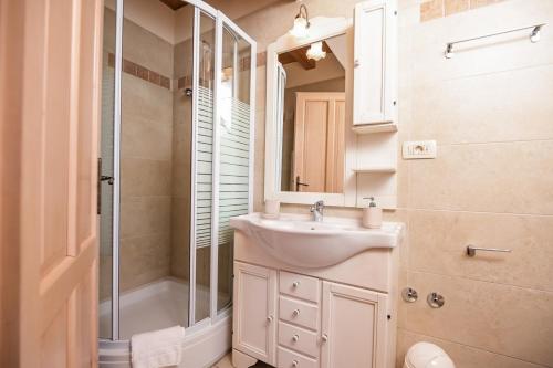克拉斯Villa Plasa Krk的一间带水槽和淋浴的浴室