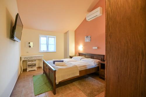 克拉斯Villa Plasa Krk的一间卧室配有一张床和一台电视