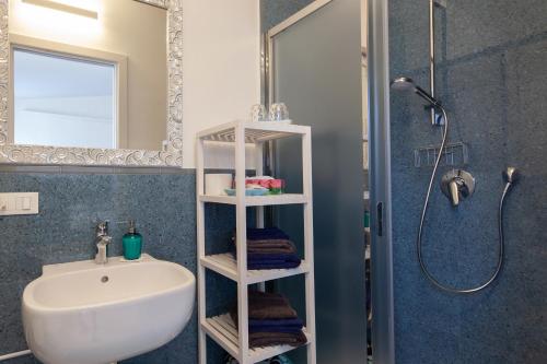蒙特罗索阿尔马雷Come Eravamo的浴室配有白色水槽和淋浴。