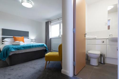 阿伯丁希尔顿校园帕克希尔豪华服务公寓酒店的一间卧室设有一张床、一个卫生间和一个水槽