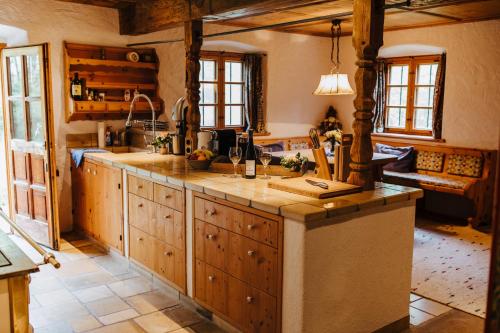 基姆湖畔贝尔瑙基姆施泰因巴赫霍夫公寓的厨房配有木制橱柜和台面
