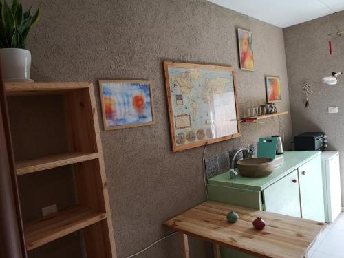 Beʼer OraPaula's corner的厨房配有柜台、桌子和地图