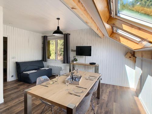 帕西Mont Étape , F2, 42 m2, Calme, Vue Mt Blanc的一间带桌子和沙发的用餐室