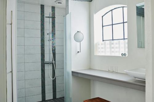 锡姆里斯港Gladsax Gårdshotell的带淋浴和盥洗盆的浴室
