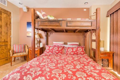 佩尼亚斯科港Bella Sirena 305-A Luxury Condo的一间卧室配有一张床和一张双层床。