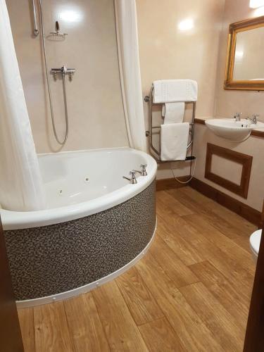 柯克沃尔The Orkney Hotel的带浴缸和盥洗盆的浴室