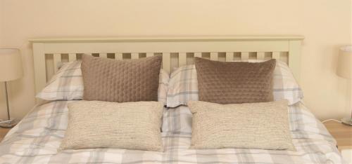 BeamishTwizell Lane的一张带两个枕头和一张铺着地毯的床