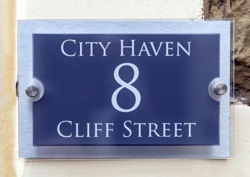 普雷斯顿City Haven Preston Apartments的读城市天堂切断街道的标志