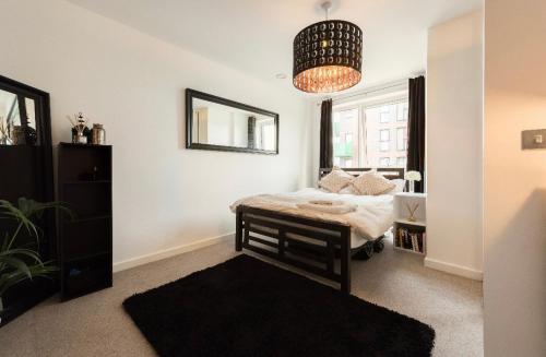 伦敦Lovely 2 bed apartment 15mins from Bond St的一间卧室配有一张床和镜子