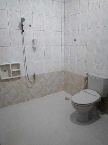 TanjungkarangRUMAH PAKSI HOMESTAY的一间带卫生间和淋浴的浴室。