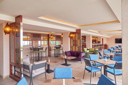 戈马Goma Serena Hotel的一间设有蓝色桌椅和桌面的餐厅