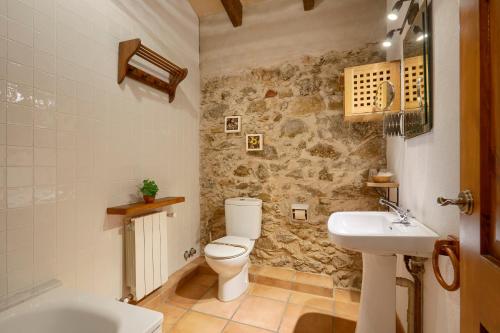 埃斯塔蒂特Mas Ramades的浴室配有白色卫生间和盥洗盆。