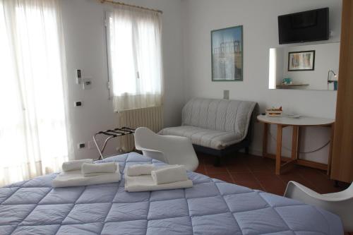 梅坦蓬托AGRITURISMO CASA RICOTTA的一间带大床的卧室和一间客厅