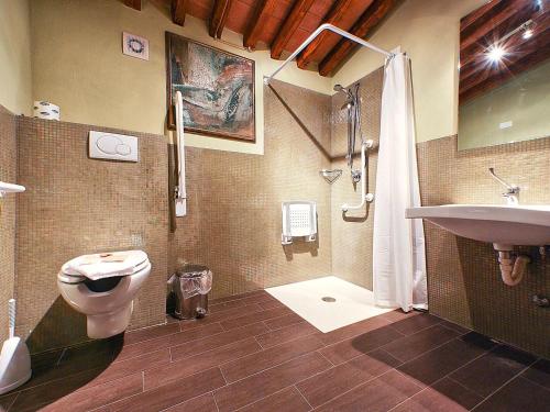 里尼亚诺苏拉尔诺Fattoria Casagrande的浴室配有卫生间、盥洗盆和淋浴。