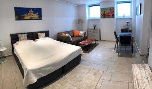 柏林克罗伊茨贝格城市公寓的一间卧室配有一张大床和一张沙发
