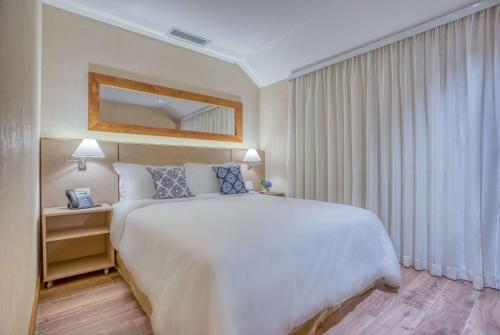 Wyndham Gramado Termas Resort & Spa客房内的一张或多张床位