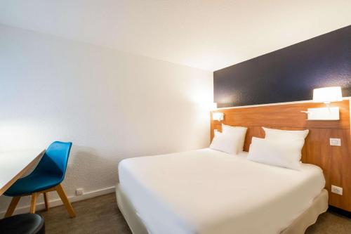 朗吉斯Comfort Hotel ORLY-RUNGIS的酒店客房,配有一张床和一张蓝色椅子