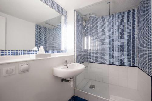 朗吉斯Comfort Hotel ORLY-RUNGIS的白色的浴室设有水槽和镜子