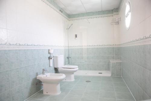 埃尔卡沃德加塔加特布兰卡布里莎加布酒店的浴室设有2个卫生间和水槽