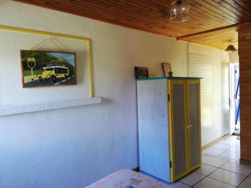 萨拉济le p'ti blanc des "o"的墙上有镜子和黄色卡车的房间