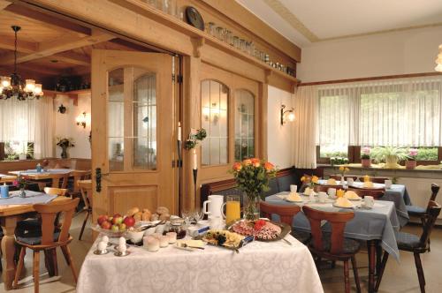 布兰德Landhaus-Pension Zum Waffenschmied的一间在房间内配有桌椅的餐厅