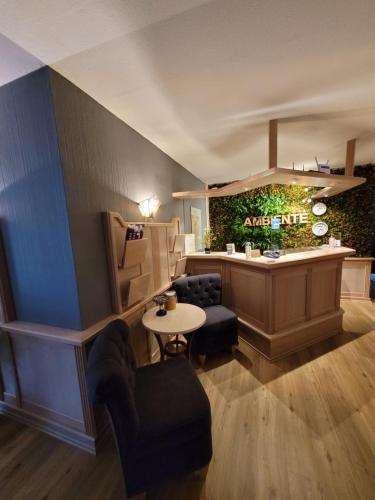 普劳恩Ambiente Hotel garni的一间带桌子的客厅和一间厨房