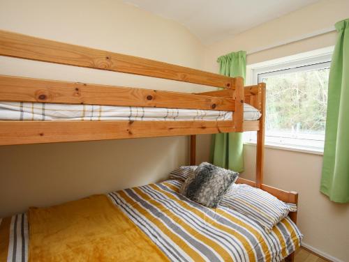 卡纳芬Eirlys的一间卧室设有两张双层床和一扇窗户。