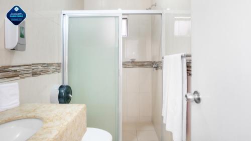 瓜达拉哈拉Hotel Maioris Guadalajara的带淋浴、卫生间和盥洗盆的浴室