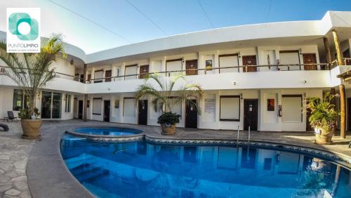 拉巴斯Hotel Maioris La Paz的大楼前设有游泳池的酒店