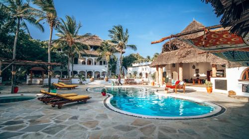 瓦塔穆寺庙波音特度假酒店的一个带椅子和棕榈树的度假村游泳池