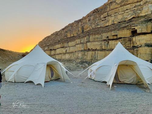 米茨佩·拉蒙Selina Ramon的悬崖旁海滩上的2个帐篷