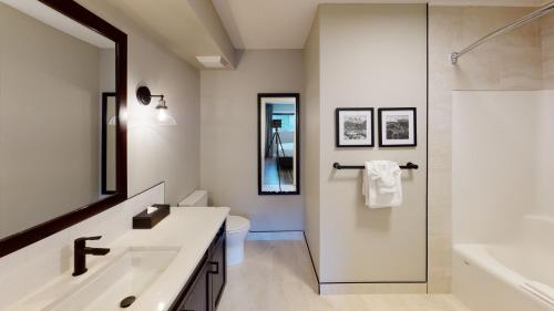戴德曼斯弗莱斯Copperstone Resort的带淋浴、卫生间和盥洗盆的浴室