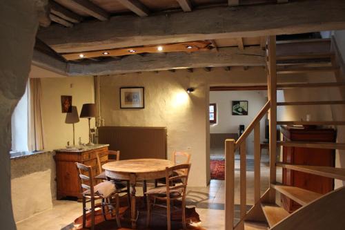 FanzelAuberge du Val d'Aisne的一间带木桌和椅子的用餐室