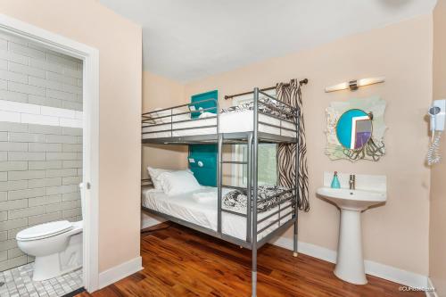 圣地亚哥Samesun Ocean Beach Hotel & Hostel的双层床间设有卫生间和水槽