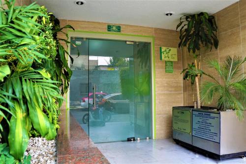 墨西哥城Hotel Duque的玻璃门进入大楼的入口