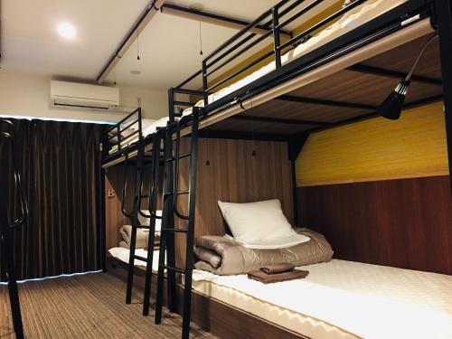 堺市基酒井东公寓酒店 的一间客房内配有两张双层床的房间