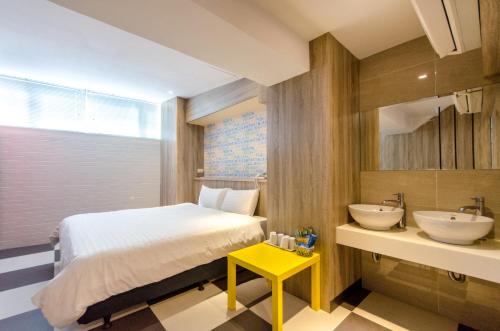 台南郡象商旅的酒店客房设有床和水槽