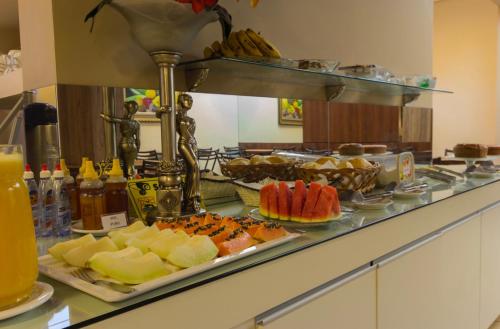 阿拉沙Hotel Cidade Araxá的展示不同种类食物的自助餐