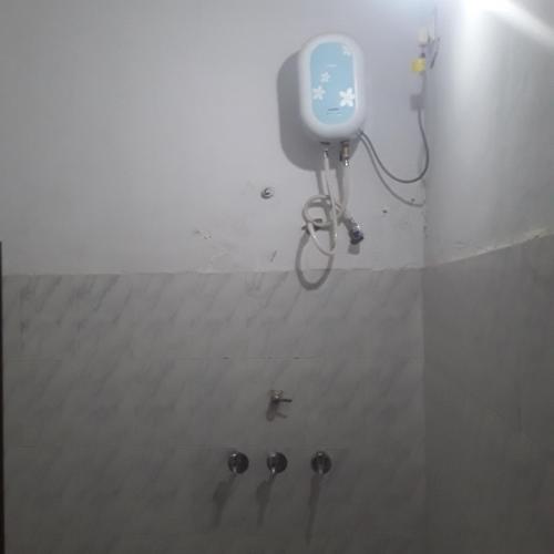 瓜廖尔shri bake bihari guest house的墙上有自行车的淋浴间
