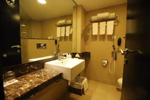 甘地讷格尔Fortune Inn Haveli, Gandhinagar - Member ITC's Hotel Group的一间带水槽和镜子的浴室