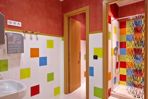 毕尔巴鄂霹雳旅舍的一间浴室